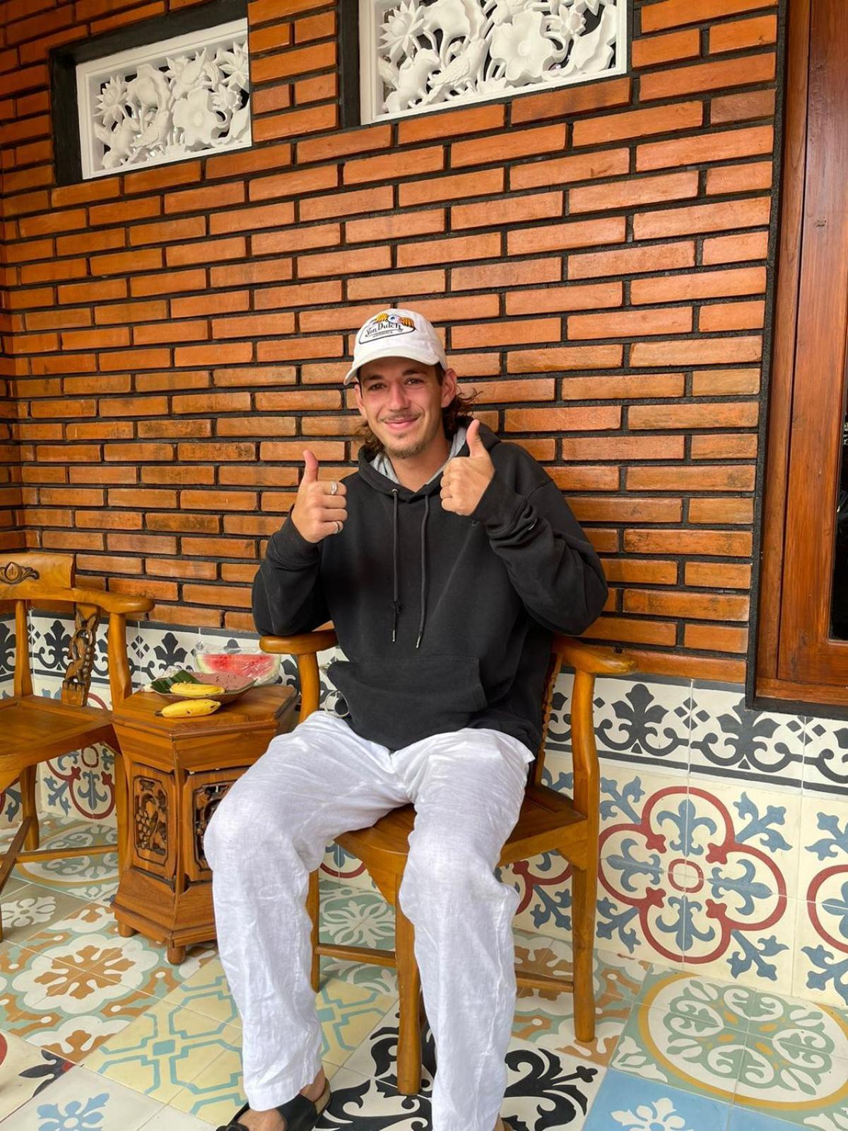 Raditya Homestay Mambal Bagian luar foto