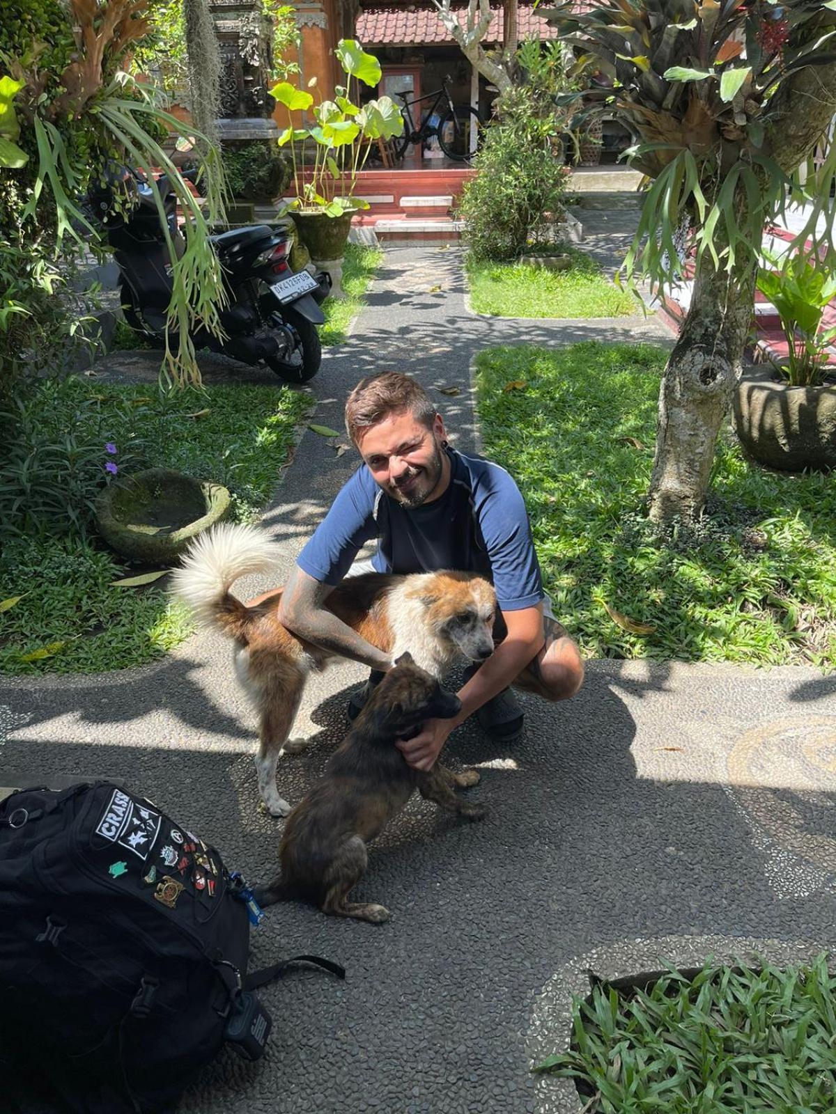 Raditya Homestay Mambal Bagian luar foto