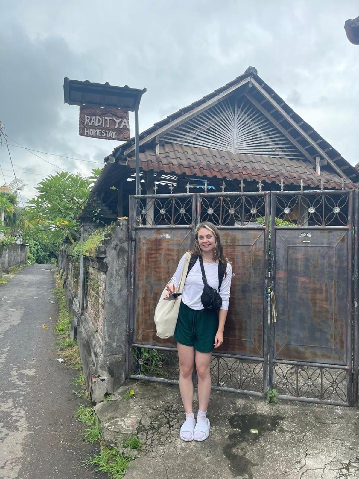 Raditya Homestay Mambal Bagian luar foto