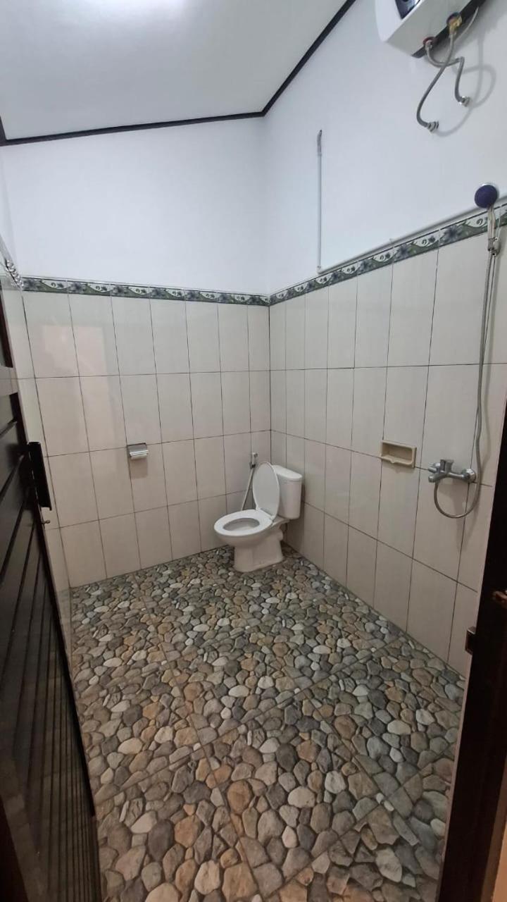 Raditya Homestay Mambal Bagian luar foto